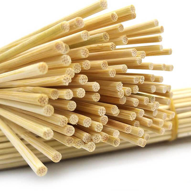 - INTVN Spiedini in legno Robusto Marshmallow Sticks 15 + 25 + 30cm, 3 mm & 4mm di Diametro 100% Biodegradabile Perfetto per frutta e fontana di cioccolato 250Pcs Spiedini di Bambù Naturale 
